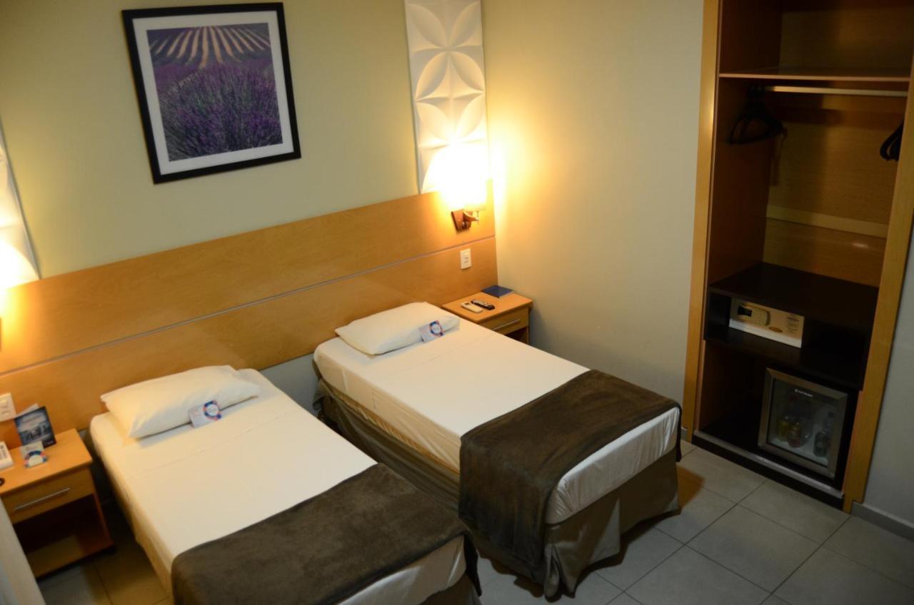 Quarto com 2 Camas de Solteiro